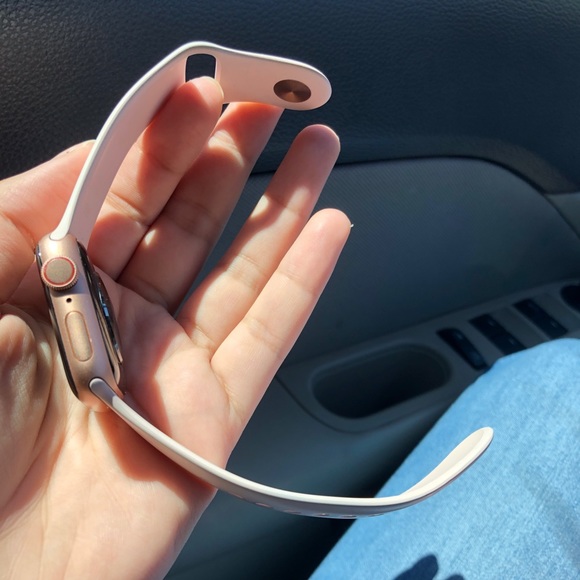 Rose Gold Series 4 Apple Watch - Picture 5 of 5